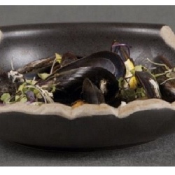 Farfurie neagră de paste/salată Fine Dining 24x6.5 cm, set de 4 bucăți, Sucro PuraSangre - Img 10
