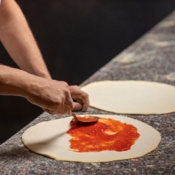 Masă frigorifică pentru pizza 240 Litri, cu blat de granit și vitrină 5x GN1/6 Hurakan - Img 2