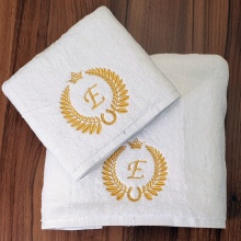 Set 2 Prosoape baie Brodate, Model Initiala + Laur, Prosoape HOTEL, bumbac 100%, alb, 70x140cm+50x90cm-680gr/mp