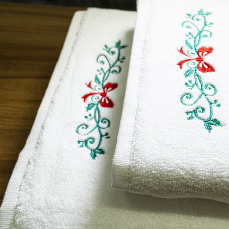 Set 2 Prosoape baie Brodate Alb cu broderie color, Model Craciun 4, bumbac 100% - Img 2