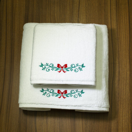 Set 2 Prosoape baie Brodate Alb cu broderie color, Model Craciun 4, bumbac 100%