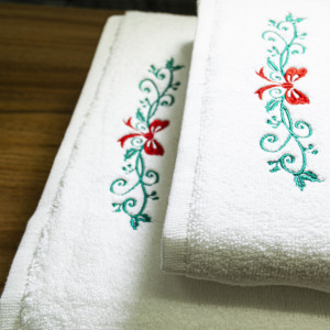Set 2 Prosoape baie Brodate Alb cu broderie color, Model Craciun 4, bumbac 100% - Img 2