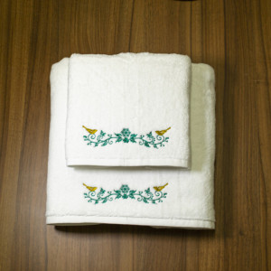 Set cadou de Crăciun cu 2 prosoape brodate color, alb, 680 g/m², 100% bumbac – model Crăciun 3 - Img 2