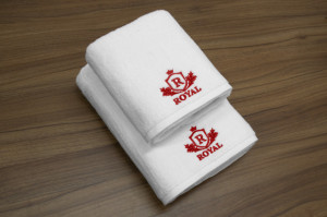 Set 2 Prosoape baie Brodate Alb cu broderie Rosu, Royal Home, bumbac 100%