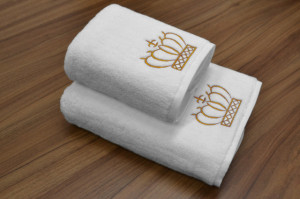 Set 2 Prosoape Baie Brodate – Bumbac 100% (680–700 g/m²), Broderie Aurie sau Argintie