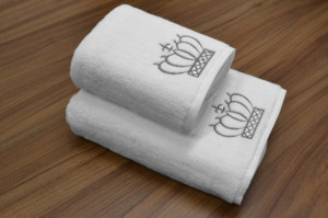 Set 2 Prosoape Baie Brodate – Bumbac 100% (680–700 g/m²), Broderie Aurie sau Argintie - Img 2