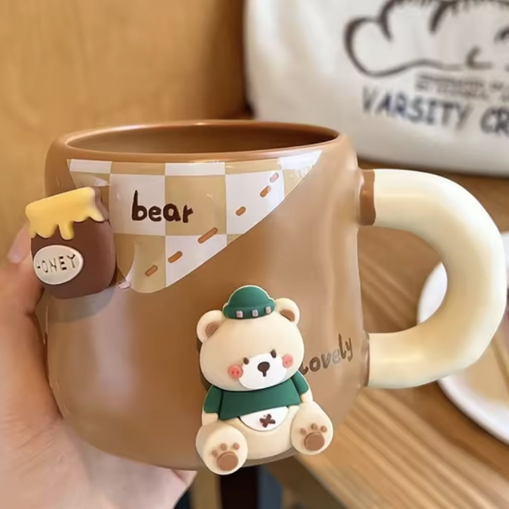 Cana cu capac din ceramica si lingurita Pufo Sweat Bear pentru cafea sau ceai, 350 ml - 1 | YEO