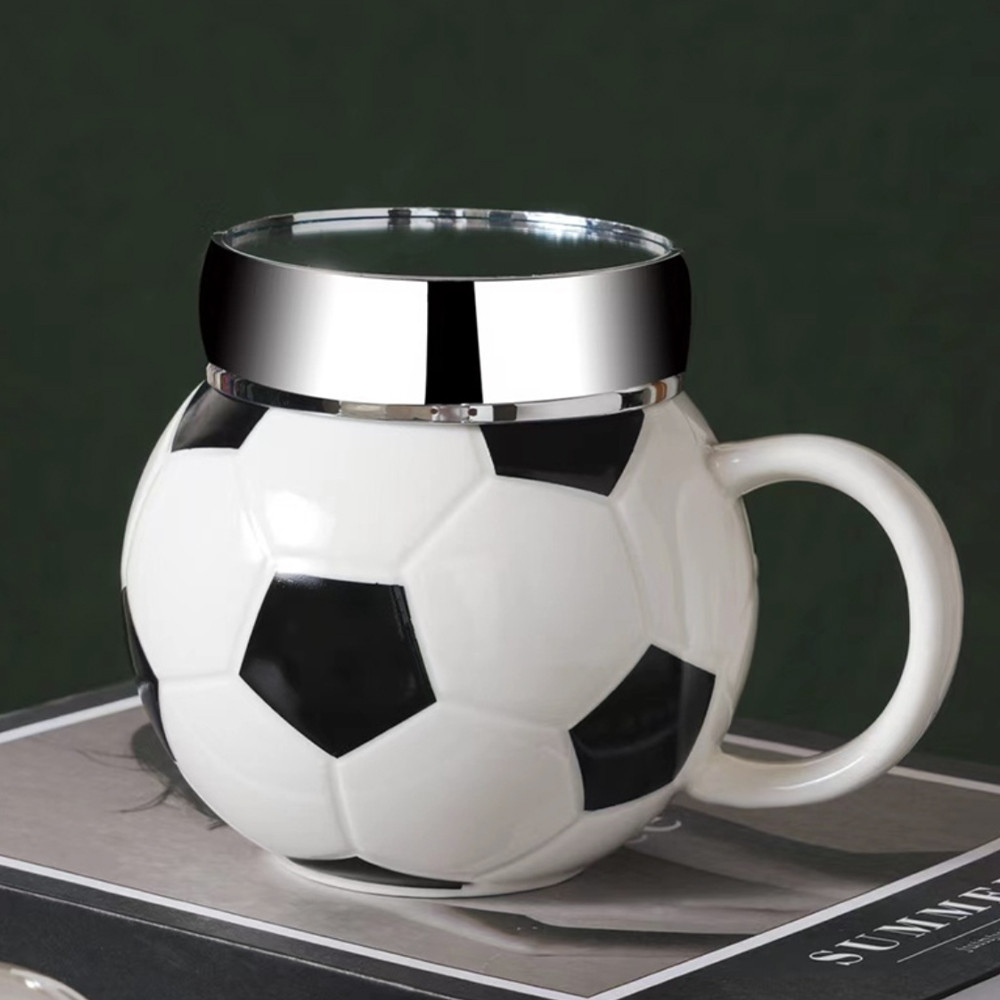 Cana din ceramica cu capac Pufo Love Play Football pentru cafea sau ceai, 350 ml, alb/negru - 1 | YEO