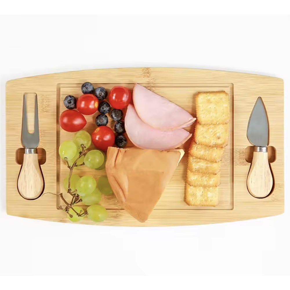 Platou din bambus pentru prezentare si servire branzeturi Pufo Cheese cu 2 accesorii incluse, 33 cm