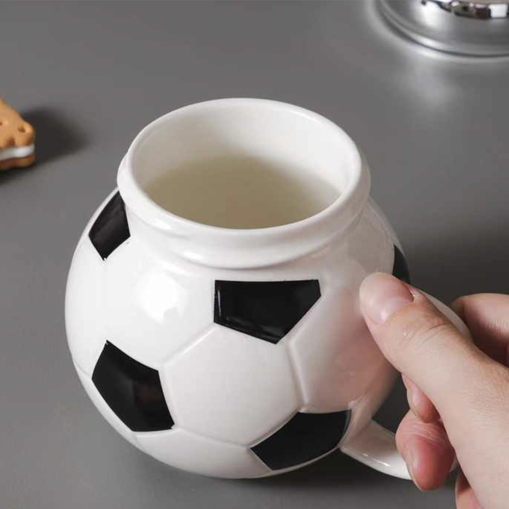 Cana din ceramica cu capac Pufo Love Play Football pentru cafea sau ceai, 350 ml, alb/negru - 2 | YEO