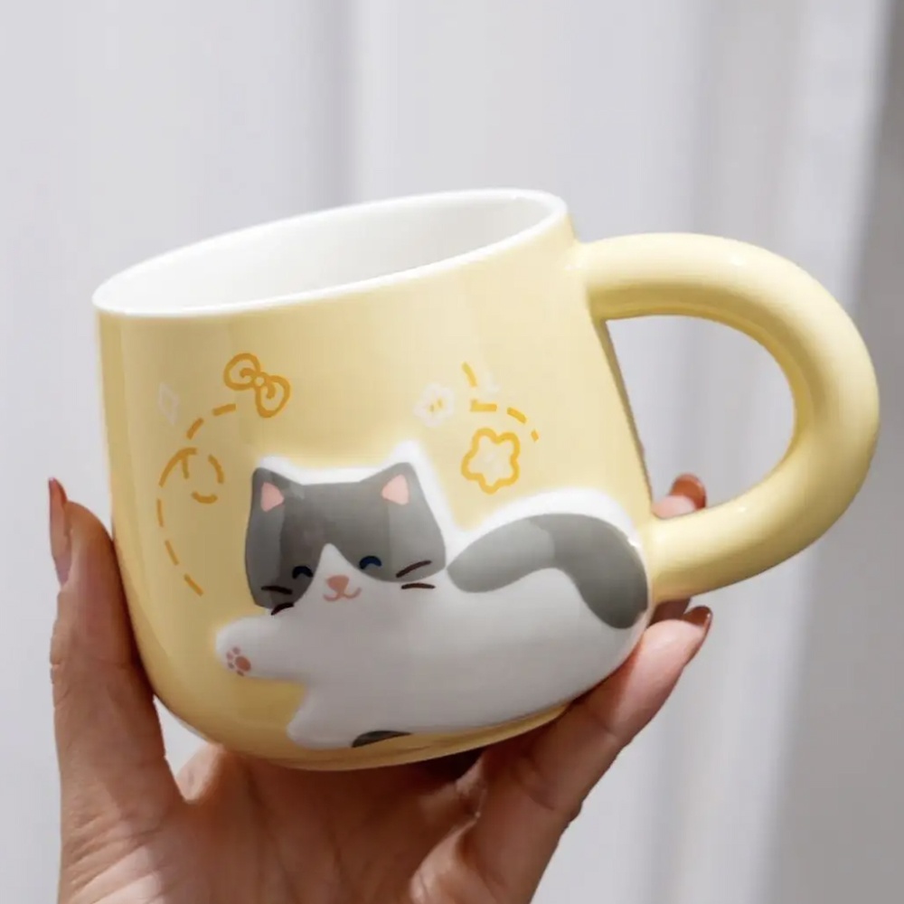 Cana cu capac din ceramica si lingurita Pufo Happy Kitty pentru cafea sau ceai, 350 ml, galben - 1 | YEO