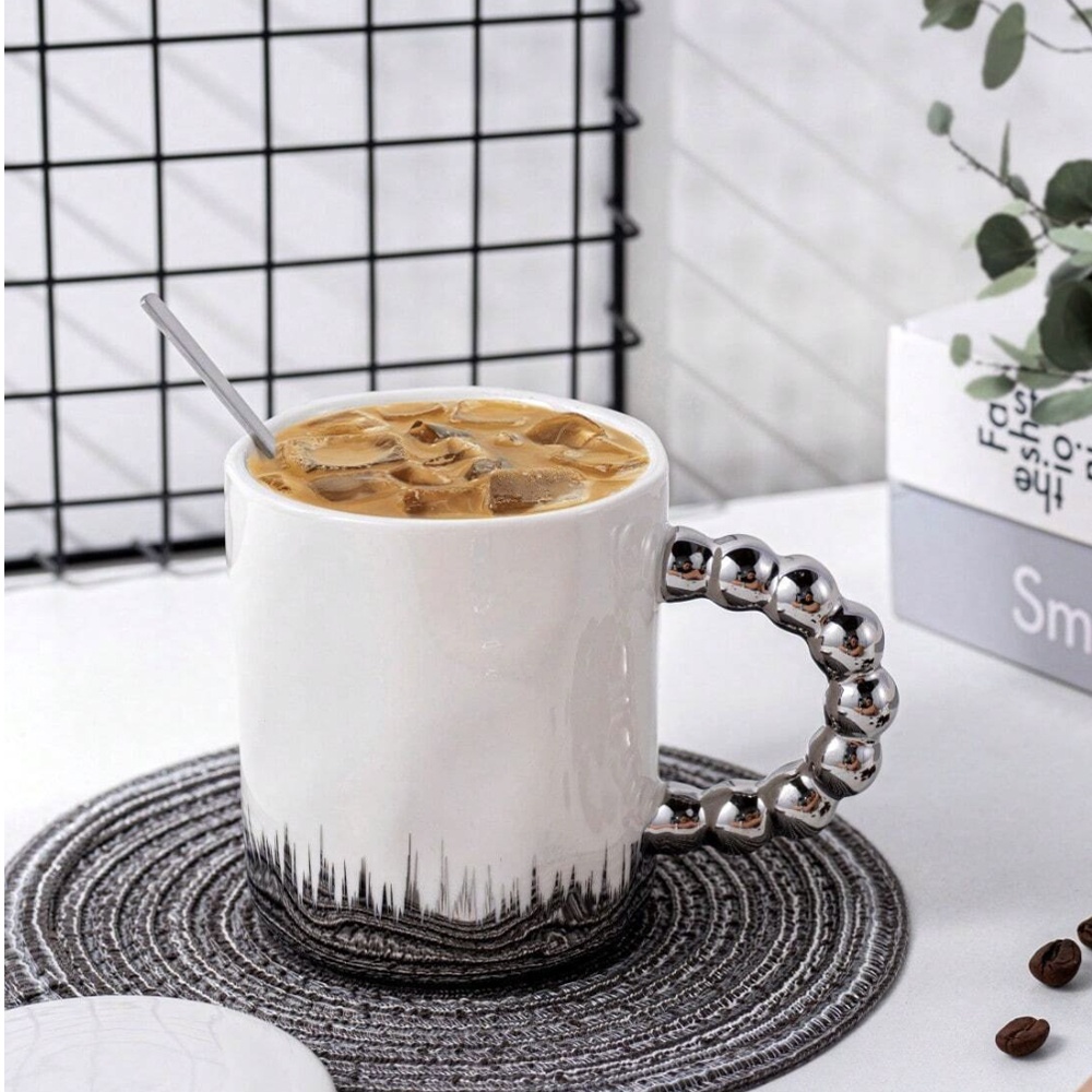 Cana cu capac din ceramica si lingurita Pufo Opulence pentru cafea sau ceai, 250 ml, alb/argintiu - 3 | YEO