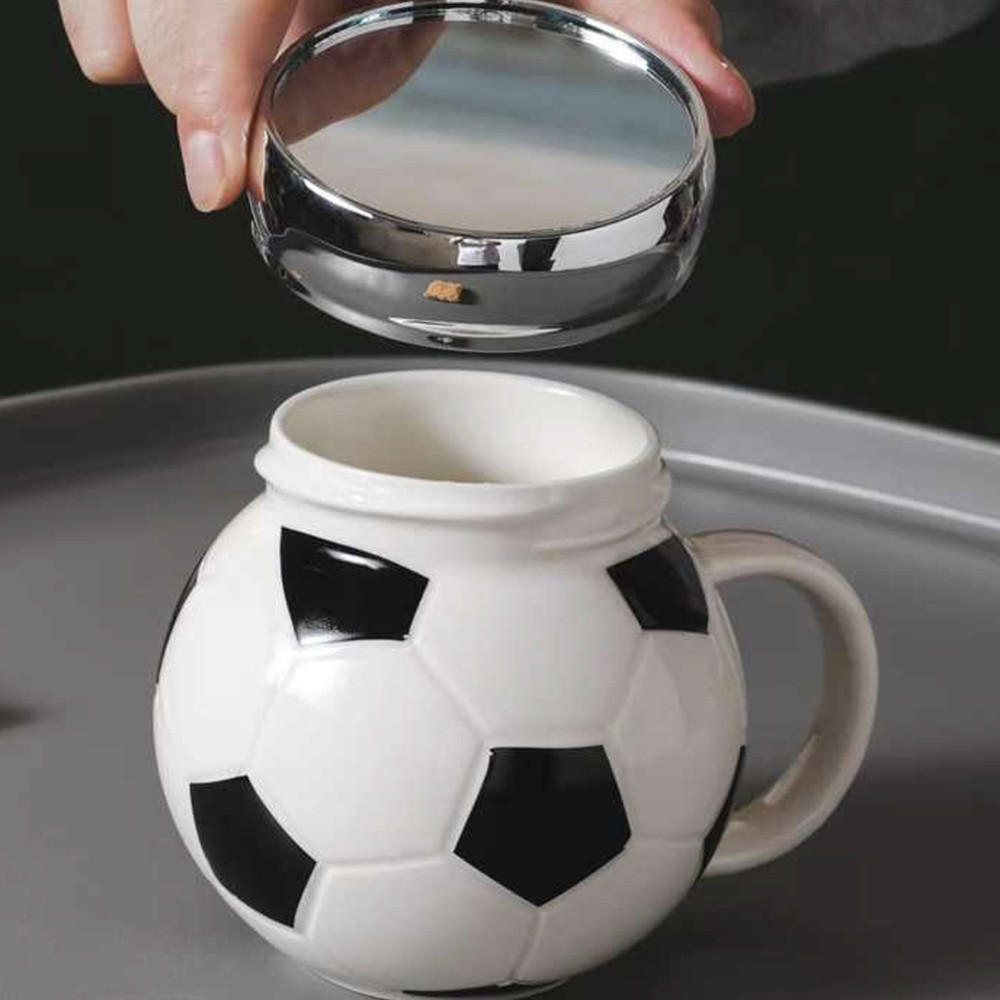 Cana din ceramica cu capac Pufo Love Play Football pentru cafea sau ceai, 350 ml, alb/negru - 3 | YEO