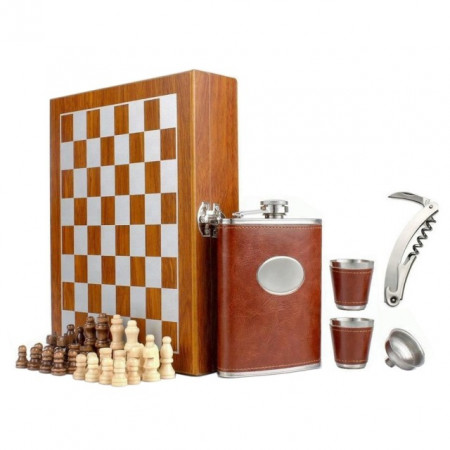 Set format din 5 piese: Caseta din lemn cu 2 pahare, sticla whiskey, tirbuson si joc sah, Pufo