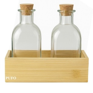 Set 2 Sticle Pufo cu Dop de Pluta si Suport din Bambus – Pentru Ulei, Otet, Dressinguri, Sosuri, Condimente – 4 x 250 ml