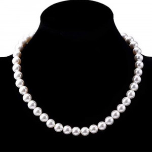 Colier elegant de dama Pufo White Gravel cu perle acrilice albe, model scurt si rafinat