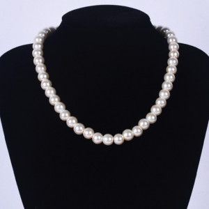 Colier de dama scurt cu perle acrilice albe, model White gravel