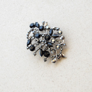 Brosa dama eleganta cu pietricele negre, model Black pebbles