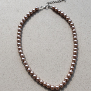 Colier de dama scurt cu perle acrilice cafenii, model Cappuccino beads