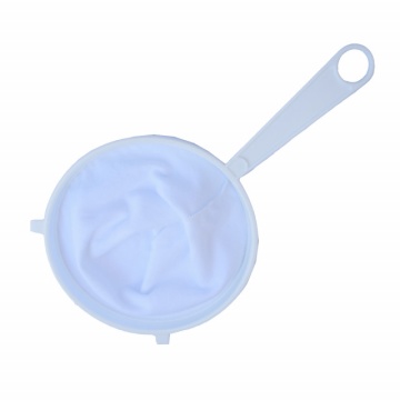 Strecuratoare textila Pufo cu maner, ideala pentru ceai, cafea, branza, 34 cm, alb