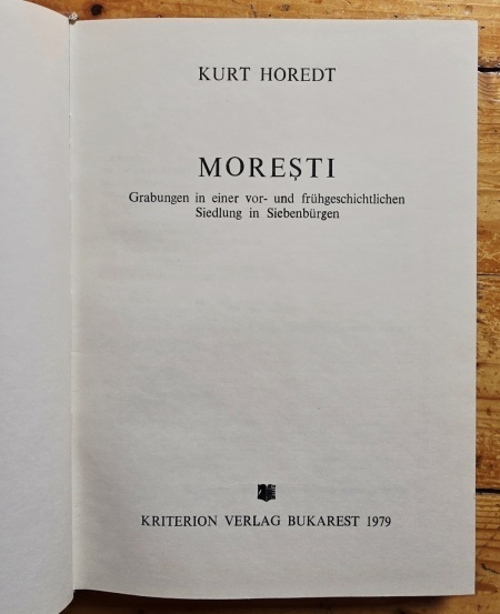 Kurt Horedt - Moresti. Grabungen in einer vor- und fruhgeschichtlichen Siedlung in Siebenburger (editie hardcover) - Img 3