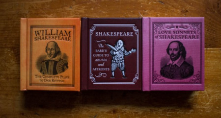 William Shakespeare - Box set (Love sonnets. The complete plays in one sitting. The Bard&#039;s guide to abuses and affronts) (3 vol., editii hardcover, format liliput) - Img 3