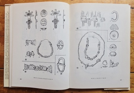 Kurt Horedt - Moresti. Grabungen in einer vor- und fruhgeschichtlichen Siedlung in Siebenburger (editie hardcover) - Img 6