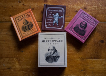 William Shakespeare - Box set (Love sonnets. The complete plays in one sitting. The Bard&#039;s guide to abuses and affronts) (3 vol., editii hardcover, format liliput) - Img 4
