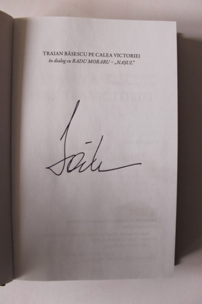 Traian Basescu in dialog cu Radu Moraru (Nasul) - Pe Calea Victoriei (editie hardcover, cu autograful lui Traian Basescu)