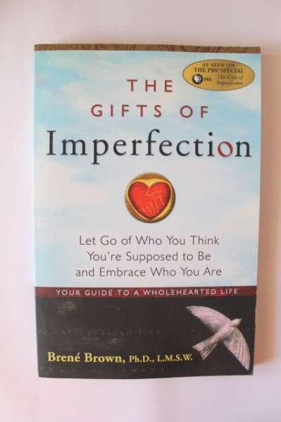 Brene Brown - The Gifts of Imperfection: Let Go of Who You Think You're Supposed to Be and Embrace Who You Are (editie in limba engleza)