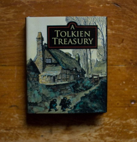J.R.R. Tolkien - A Tolkien Treasury (editie hardcover, format liliput)
