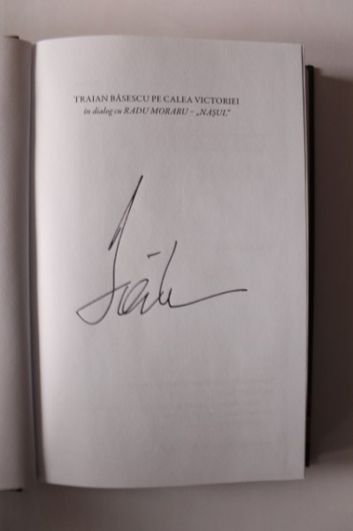 Traian Basescu in dialog cu Radu Moraru (Nasul) - Pe Calea Victoriei (editie hardcover, cu autograful lui Traian Basescu)