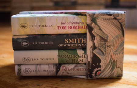J.R.R. Tolkien - The Tolkien Treasury: Roverandom, Farmer Giles of Ham, The Adventures of Tom Bombadil, Smith of Wootton Major (4 vol. in caseta speciala, editii hardcover, in limba engleza)