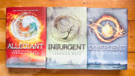 Veronica Roth - The Divergent Series (Divergent. Insurgent. Allegiant) (3 vol., editie hardcover) - Img 2
