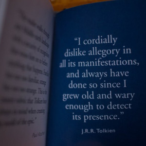 J.R.R. Tolkien - A Tolkien Treasury (editie hardcover, format liliput) - Img 3