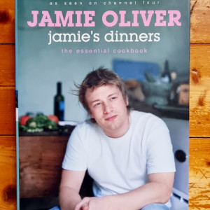 Jamie Oliver - Jamie`s Dinners. The Essential Cookbook (editie hardcover)