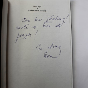 Nora Iuga - Autobuzul cu cocosati (cu autograf)