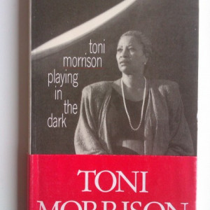 Toni Morrison - Playing in the dark / Jouer dans le noir (editie in limba franceza)