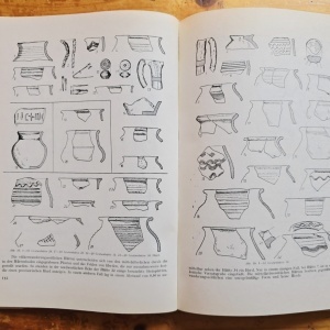 Kurt Horedt - Moresti. Grabungen in einer vor- und fruhgeschichtlichen Siedlung in Siebenburger (editie hardcover) - Img 5