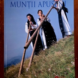 Ioan-Aurel Pop, Marius Porumb (coord.) - Muntii Apuseni (editie hardcover)