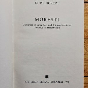 Kurt Horedt - Moresti. Grabungen in einer vor- und fruhgeschichtlichen Siedlung in Siebenburger (editie hardcover) - Img 3