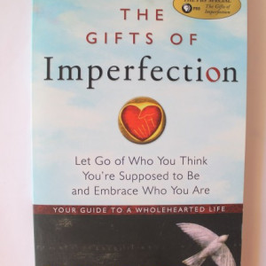 Brene Brown - The Gifts of Imperfection: Let Go of Who You Think You're Supposed to Be and Embrace Who You Are (editie in limba engleza)