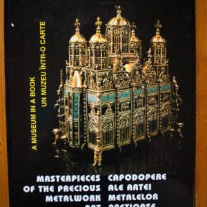Victor Simion - Masterpieces of the Precious Metalwork Art in Romania / Capodopere ale artei metalelor pretioase din Romania (editie hardcover, bilingva, romano-engleza)