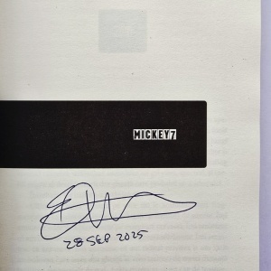 Edward Ashton - Mickey7 (cu autograf) - Img 2