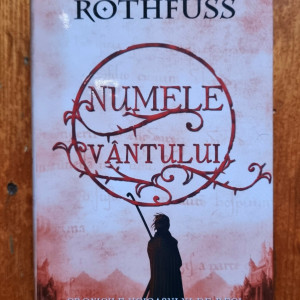 Patrick Rothfuss - Numele vantului (editie hardcover) - Img 2