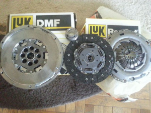 KIT AMBREIAJ si VOLANTA MASA DUBLA LUK VW LT 2.5 TDI cu cod motor ANJ - AVR - AHD - AGX - APA de la nr. motor 052610 - Img 2