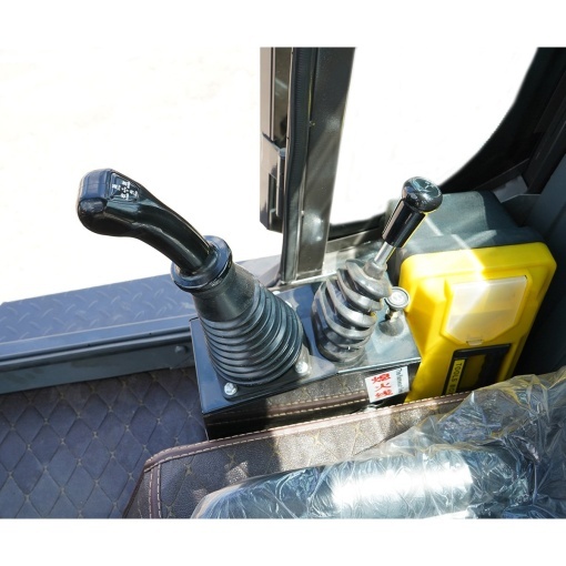 Incarcator frontal articulat WOLA 1T, 4x4, motor diesel 57CP, cupa cu gheara 0.8 m³ THOR - Img 14