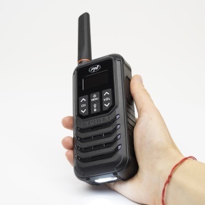 Kit 4 statii radio portabile PNI PMR R80 PRO 0.5W, 16 canale, Waterproof IP67, cu lanterna LED, buton SOS, VOX, USB-C - Img 4