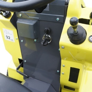 Mini incarcator frontal 500kg, motor benzina 23CP, capacitate ridicare 220kg, latime cupa 1110mm THOR - Img 8