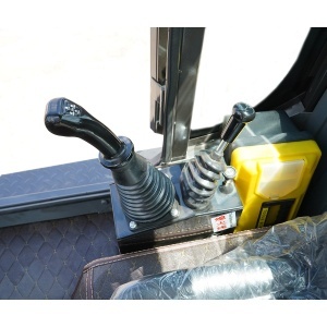 Incarcator frontal articulat WOLA 1T, 4x4, motor diesel 57CP, cupa cu gheara 0.8 m³ THOR - Img 14